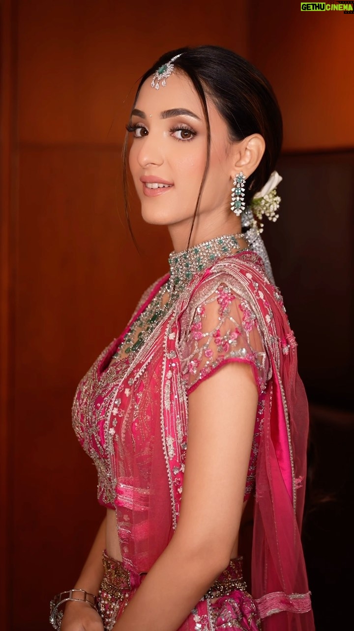Kanikka Kapur - 159.9K Likes - Traditional all the way! ❤️
@makeoversbyridhiverma