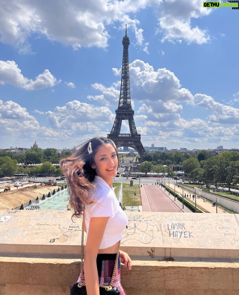 Kanikka Kapur Instagram - You had me at Bonjour! 🤍 Paris, France