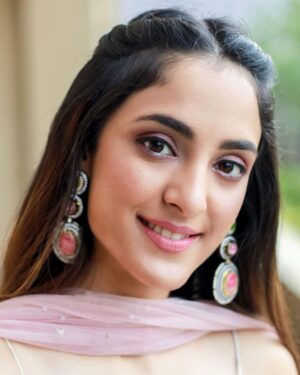 Kanikka Kapur Instagram - Be you & own it! 🌸 

Shot by @suresh__rathnayake 
Styled by @snehaasnani09 
Jewellery @saydajewels @considerdoneindia 
Hair and Make up @manju19901 @sheyamalijayaweera