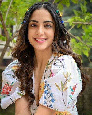 Kanikka Kapur Instagram - Immature 3 promotions feat. Guldasta 💐 

Shot by @ronakdave_ 
Make up @khan_makeover_0001 
Hair @rehanakhan156786 
Styled by @anamikajain__
Team @esha_baldota 
Outfit by @aveka.in 
Earings: @upakarna 
Rings:  @nihiraa_india