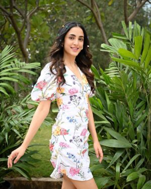 Kanikka Kapur Instagram - Immature 3 promotions feat. Guldasta 💐 

Shot by @ronakdave_ 
Make up @khan_makeover_0001 
Hair @rehanakhan156786 
Styled by @anamikajain__
Team @esha_baldota 
Outfit by @aveka.in 
Earings: @upakarna 
Rings:  @nihiraa_india
