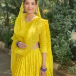 Kanikka Kapur Instagram - Hello yellow! 🌻 Make up @makeovrbyshivani Hair @jollysingh17