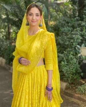 Kanikka Kapur Instagram - Hello yellow! 🌻 

Make up @makeovrbyshivani 
Hair @jollysingh17