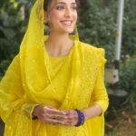 Kanikka Kapur Instagram - Hello yellow! 🌻 Make up @makeovrbyshivani Hair @jollysingh17