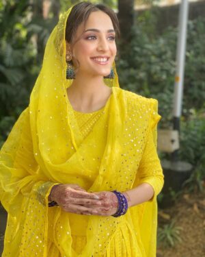 Kanikka Kapur Instagram - Hello yellow! 🌻 

Make up @makeovrbyshivani 
Hair @jollysingh17