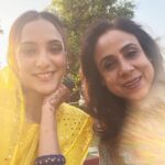 Kanikka Kapur Instagram - Hello yellow! 🌻 Make up @makeovrbyshivani Hair @jollysingh17