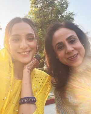 Kanikka Kapur Instagram - Hello yellow! 🌻 

Make up @makeovrbyshivani 
Hair @jollysingh17