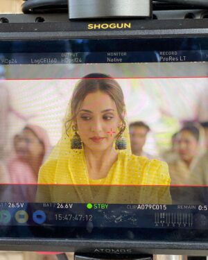 Kanikka Kapur Instagram - Hello yellow! 🌻 

Make up @makeovrbyshivani 
Hair @jollysingh17