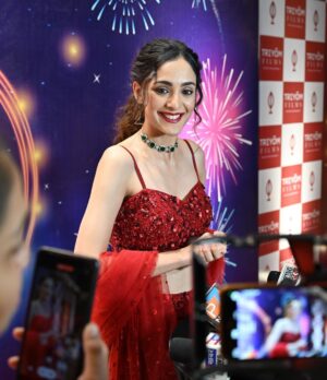 Kanikka Kapur Instagram - Promising Debut Of The Year! 

Thank you @middayindia, this one’s for you all @castingchhabra @avnish.barjatya @surabhi.horo 

Shot by: @ronakdave_ 
Outfit : @parulgandhiofficial
Jewellery: @mozaati
Stylist: @anamikajain__
Makeup: @khan_makeover_0001 
Hair: @supriya____tambe