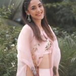 Kanikka Kapur Instagram - Dono - Mumbai screening 🌸 Shot by: @iam_rajinamdar Make up by: @khan_makeover_0001 Hair by: @supriya____tambe Styled by: @snehaasnani09 Outfit by: @eeksha_official Jewellery by: @amrelijaipur