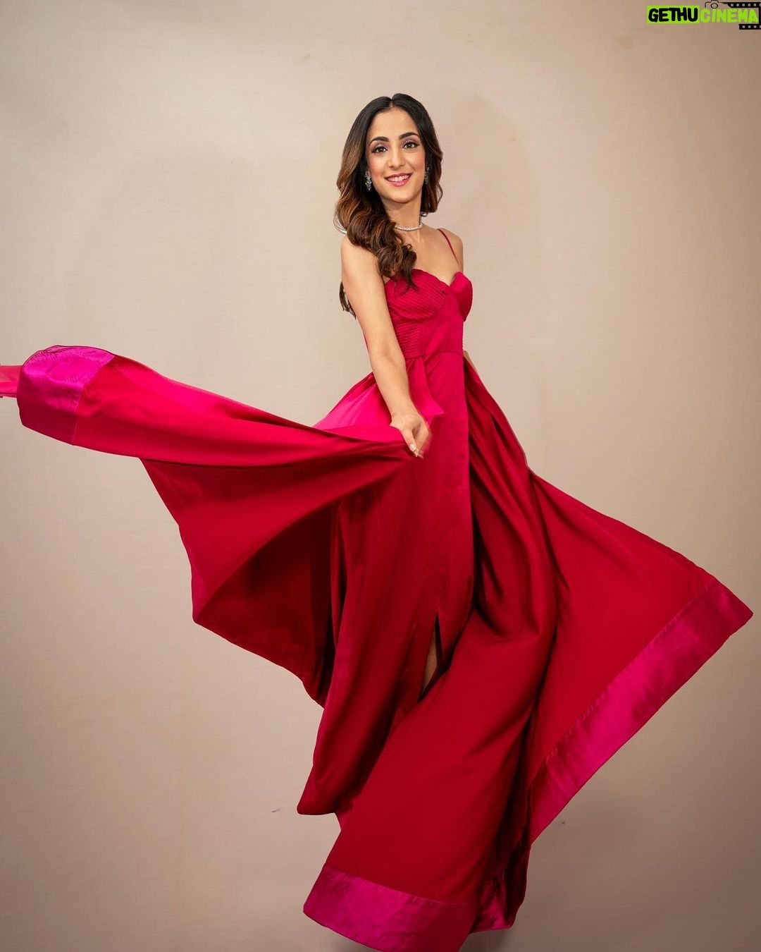 Kanikka Kapur Instagram - Dono premiere 🎥🍿 Shot by: @ronakdave_ Styled by: @anamikajain__ Assisted by :@cosmo_bydivya Make up by : @khan_makeover_0001 Hair by : @supriya____tambe Outfit by : @worldofasra Jewellery by: @hybajewels Footwear by : @oceedeeshoes