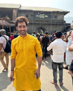 Karan Sharma Instagram - Mahadev ka bulawa aya our hum pahuch gaye .. 🙏😊 what a spontaneous decision it was .. Thanks Kajaal for asking @chawlakajal - May Mahadev Bless you ! N with my bro Avi @avinashmukherjee_ Darshan of Trimbakeshwar Temple n the journey till there became so good . .. I feel Bole baba wanted us to visit him together that’s the power of Baba ! Har Har Mahadev! 🙏🙏❤️❤️