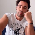 Karan Sharma Instagram - Neend se uthte hi ye line boli hai .. don’t take it seriously 😂😂…but line mujhe bahut pasand hai 😻 . . . #karansharma #fun #viral