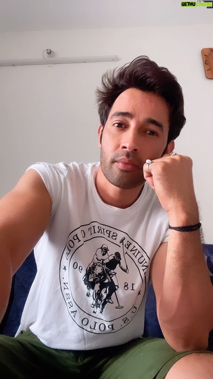 Karan Sharma Instagram - Neend se uthte hi ye line boli hai .. don’t take it seriously 😂😂…but line mujhe bahut pasand hai 😻 . . . #karansharma #fun #viral