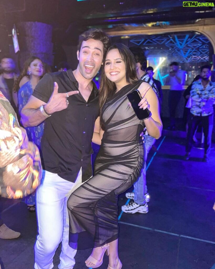 Karan Sharma Instagram - On your demand few more pics with people I love from the IWM Buzz party ❤ #friends #fun #party #iwmbuzz #karansharma