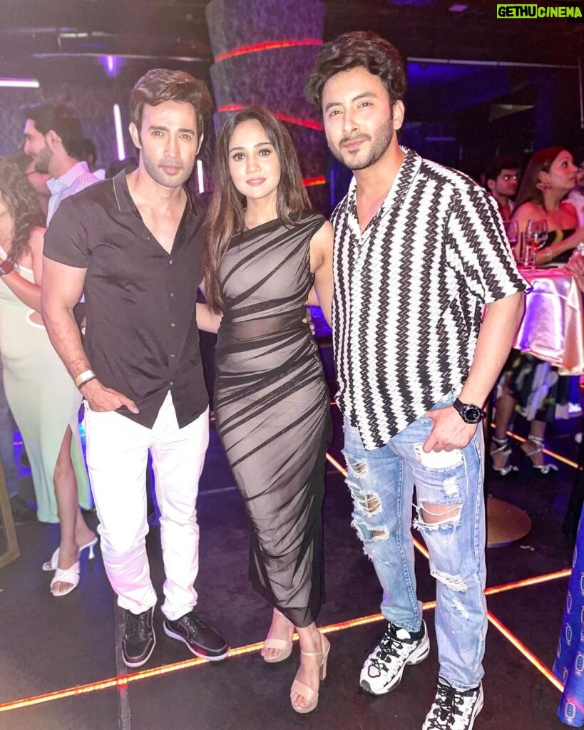 Karan Sharma Instagram - On your demand few more pics with people I love from the IWM Buzz party ❤ #friends #fun #party #iwmbuzz #karansharma