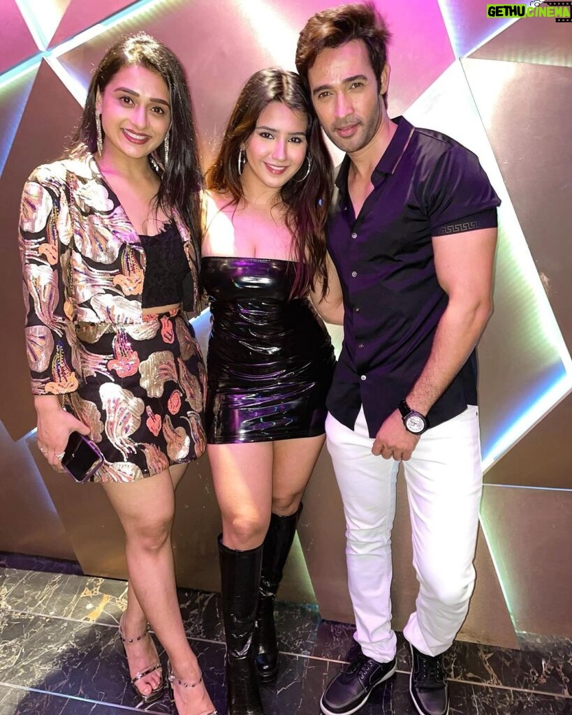 Karan Sharma Instagram - On your demand few more pics with people I love from the IWM Buzz party ❤️ #friends #fun #party #iwmbuzz #karansharma