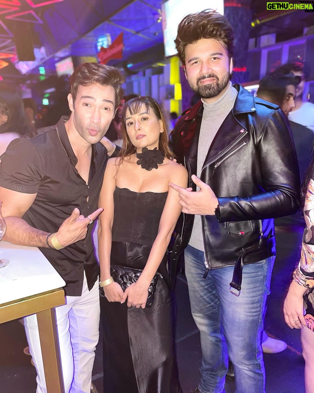 Karan Sharma Instagram - On your demand few more pics with people I love from the IWM Buzz party ❤️ #friends #fun #party #iwmbuzz #karansharma