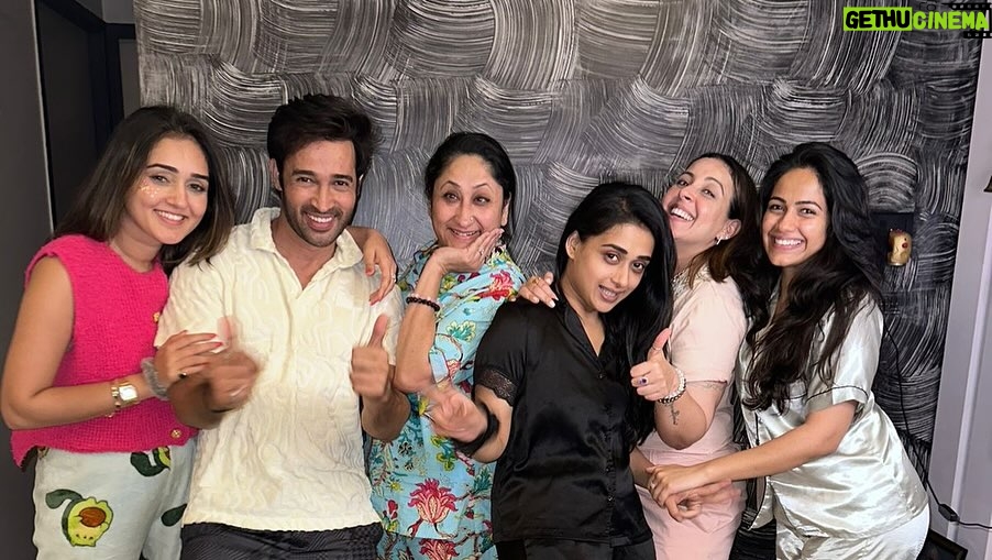 Karan Sharma Instagram - Last pyjamas party of 2023 ❤️😜😂 @jayatibhatia @tanyasharma27 @vibha_bhagat @kreetika10 @radhikamuthukumar_official @avinashmukherjee_ @itsshubhanshisingh @sanctimonious_fanatic