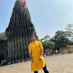Karan Sharma Instagram - Mahadev ka bulawa aya our hum pahuch gaye .. 🙏😊 what a spontaneous decision it was .. Thanks Kajaal for asking @chawlakajal - May Mahadev Bless you ! N with my bro Avi @avinashmukherjee_ Darshan of Trimbakeshwar Temple n the journey till there became so good . .. I feel Bole baba wanted us to visit him together that’s the power of Baba ! Har Har Mahadev! 🙏🙏❤️❤️