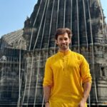 Karan Sharma Instagram - Mahadev ka bulawa aya our hum pahuch gaye .. 🙏😊 what a spontaneous decision it was .. Thanks Kajaal for asking @chawlakajal - May Mahadev Bless you ! N with my bro Avi @avinashmukherjee_ Darshan of Trimbakeshwar Temple n the journey till there became so good . .. I feel Bole baba wanted us to visit him together that’s the power of Baba ! Har Har Mahadev! 🙏🙏❤️❤️