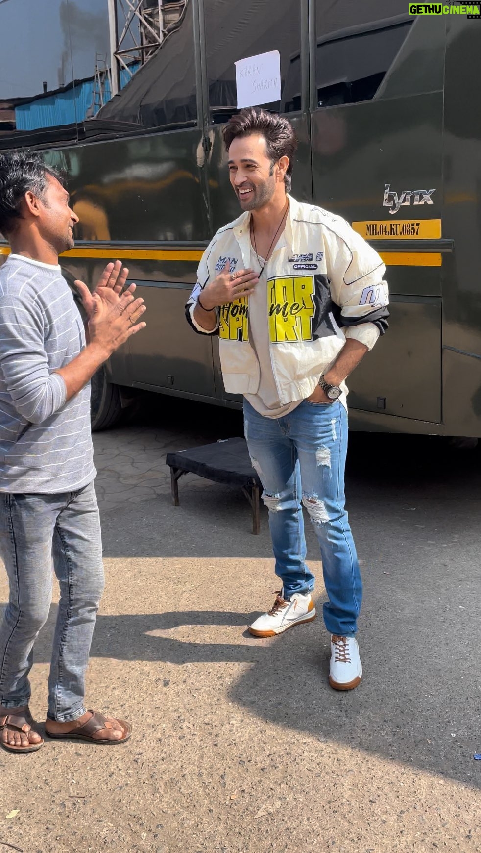Karan Sharma Instagram - It was not expected please donβt do this guys , I am just a normal human being and I love you all for the love and respect you give me ! - Lots of love to all my fans π€π€π but plz donβt bow down to me ππ. . . #fanlove #karansharma #fanmoment #actorslife