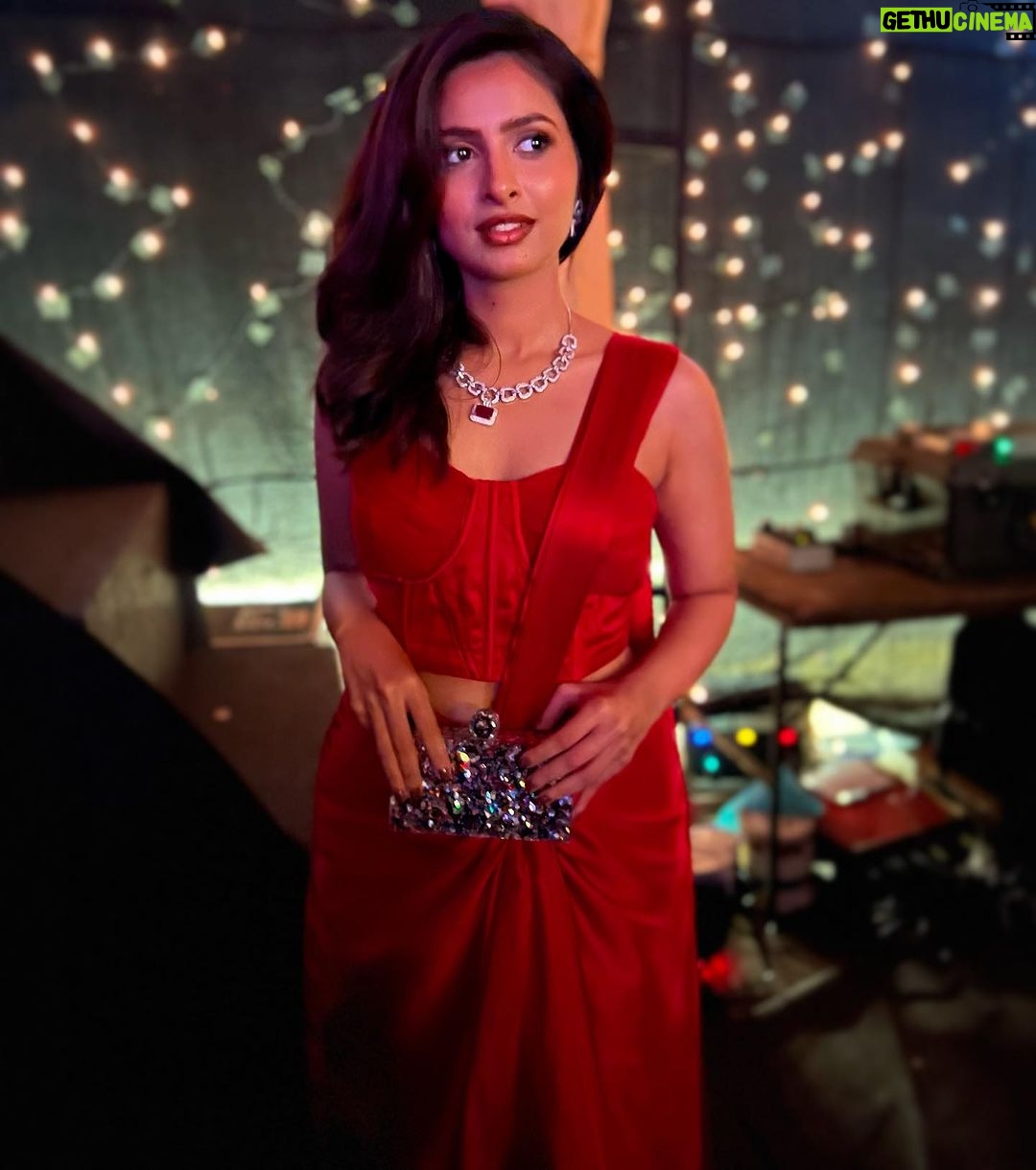 Karishma Sawant Instagram - About last night #starparivaarawards2023 MU - @garg_kinjal Clutch - @oceana_clutches Styled by @littlepuffsofhappiness @styleitwithraavi Outfit by - @purvisethiacouture Jewellry by - @miranabymegha × @affiliates_pr Jewellery Coordinator : @yourstylistforever Hair - @mohd_zulafkar_hairstylist Managed by @dour.mie