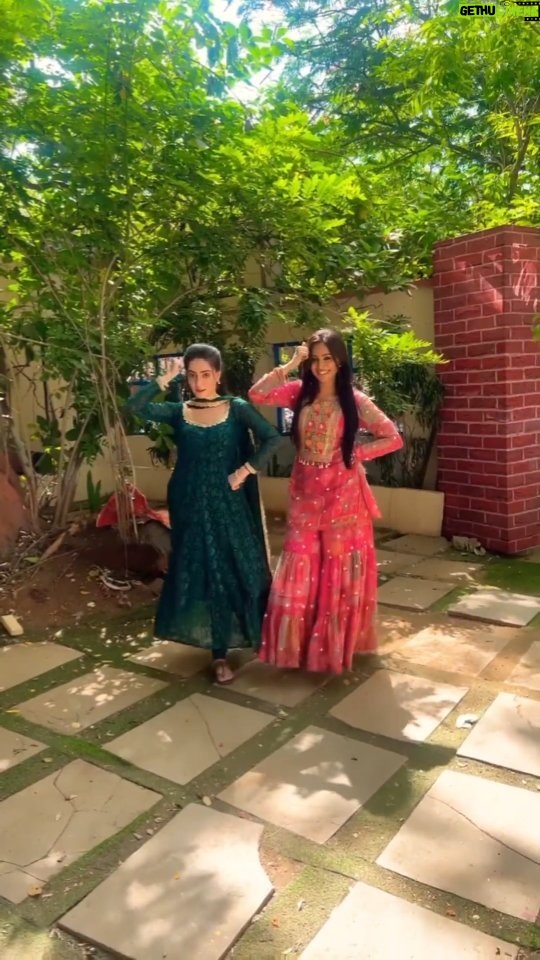 Karishma Sawant Instagram - Randomness at its best!! 👻 Special thanks to @i_abeersingh 🫶 #bloopers . . . . . . . #reelkarofeelkaro #reelitfeelit #trending #dance #dancereels #yrkkh #tvshow #wedding #actorslife #actor #video #reelsinstagram #explorepage