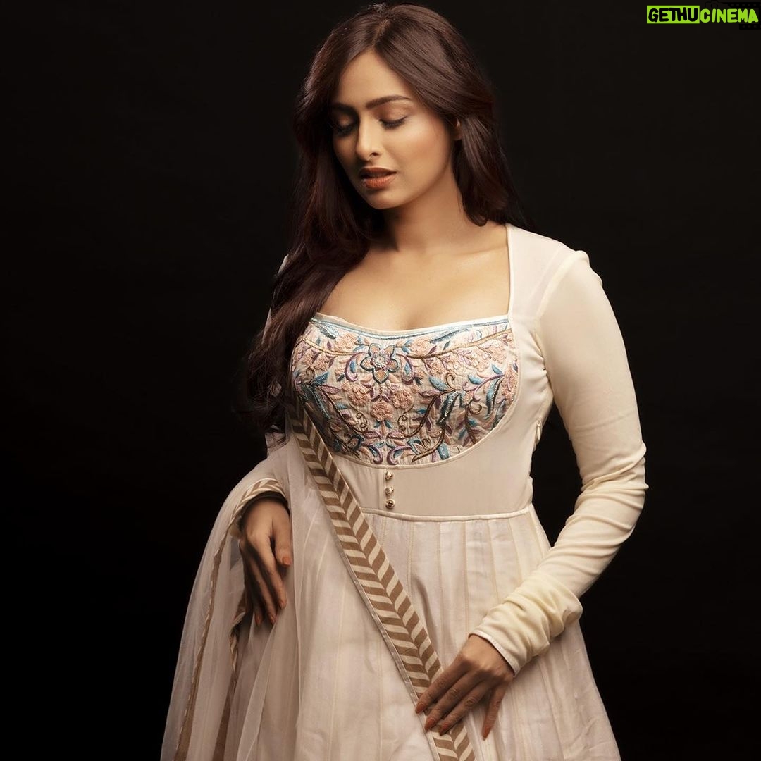 Karishma Sawant Instagram - 🕊️🤍 Photographer- @vaspaan_shroff Styled by - @yourstylistforever Outfit - @datetheramp Makeup - @sagar_chaurasia_11