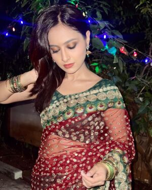 Karishma Sawant Instagram - शुभ दीपावली 🪔 
Wearing my Mother’s saree