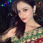 Karishma Sawant Instagram – शुभ दीपावली 🪔
Wearing my Mother’s saree