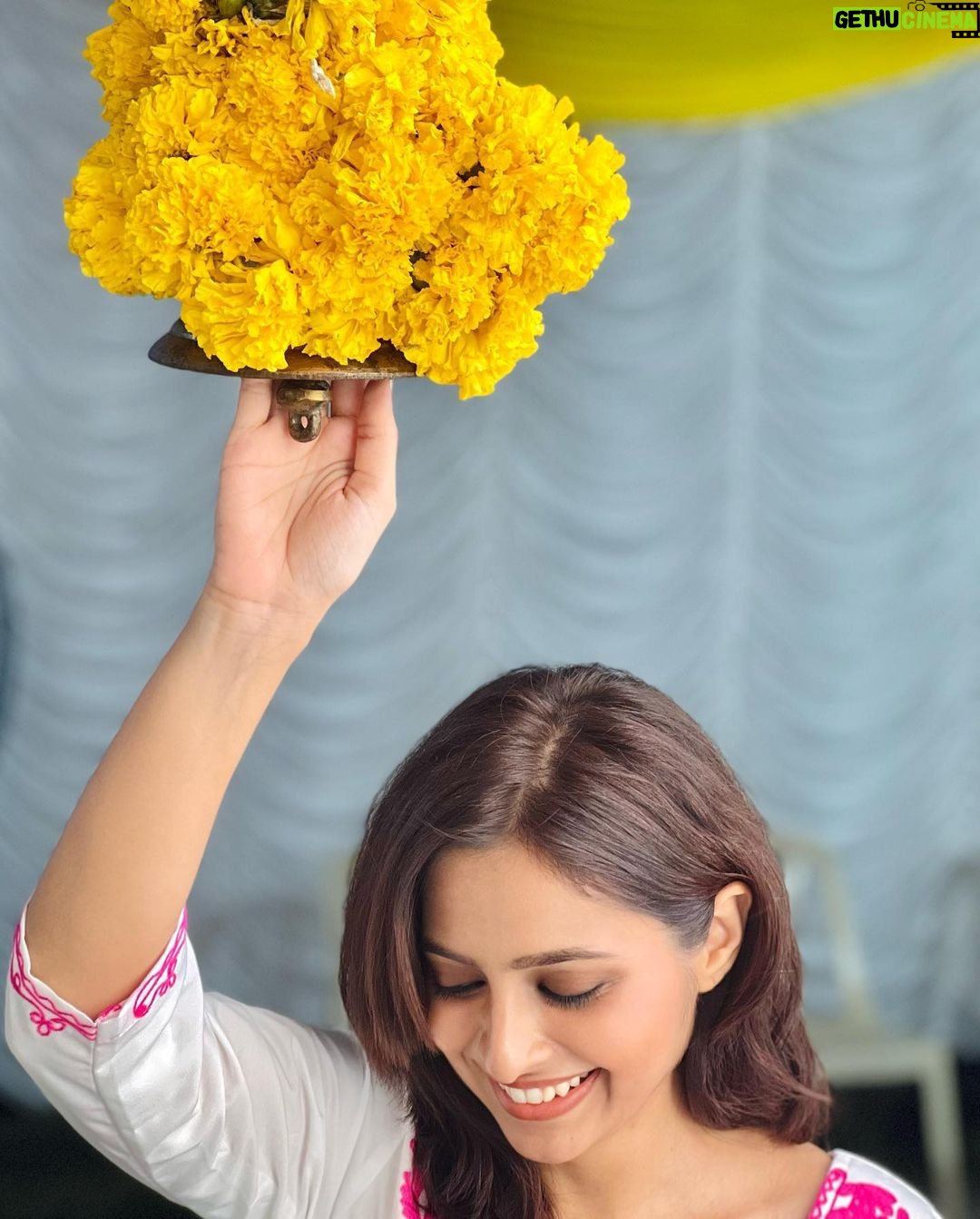 Karishma Sawant Instagram - Wish you all a very Happy Ganesh Chaturthi πΈππ May your day be filled with love and light π