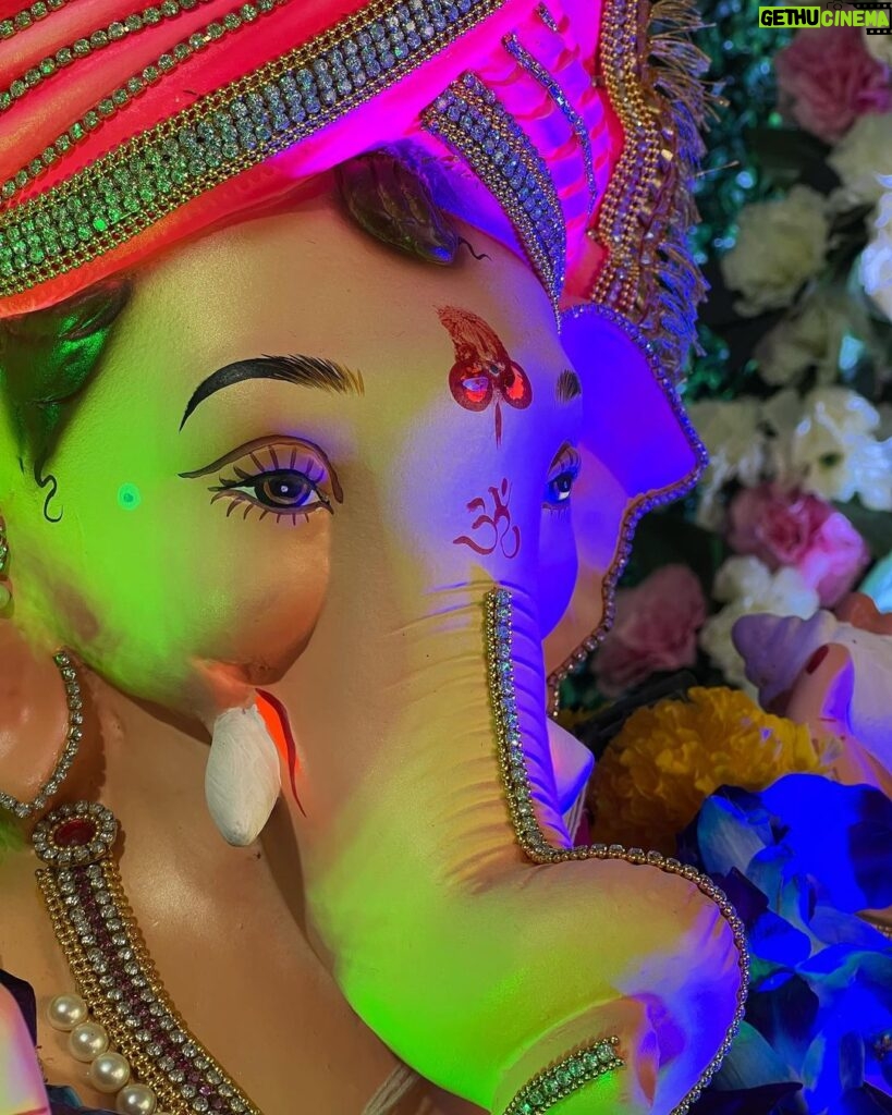 Karishma Sawant Instagram - Wish you all a very Happy Ganesh Chaturthi 🌸💚🔔 May your day be filled with love and light 💕