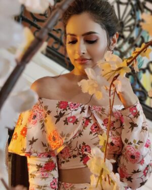 Karishma Sawant Instagram - 🌸🤍
📸 @alihasanturabi
