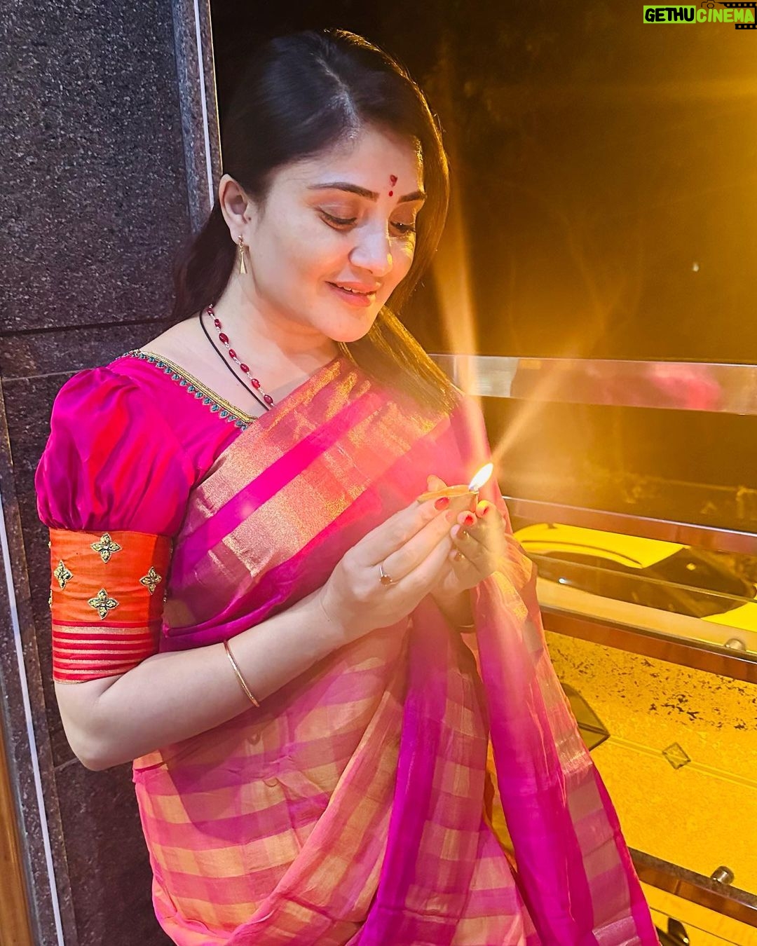 Karunya Ram Instagram - May this festival of light bring u all more joy and prosperity… happy Deepawali everyone… 🩷❤️🫶🏼✨💥 : : #karunyaram