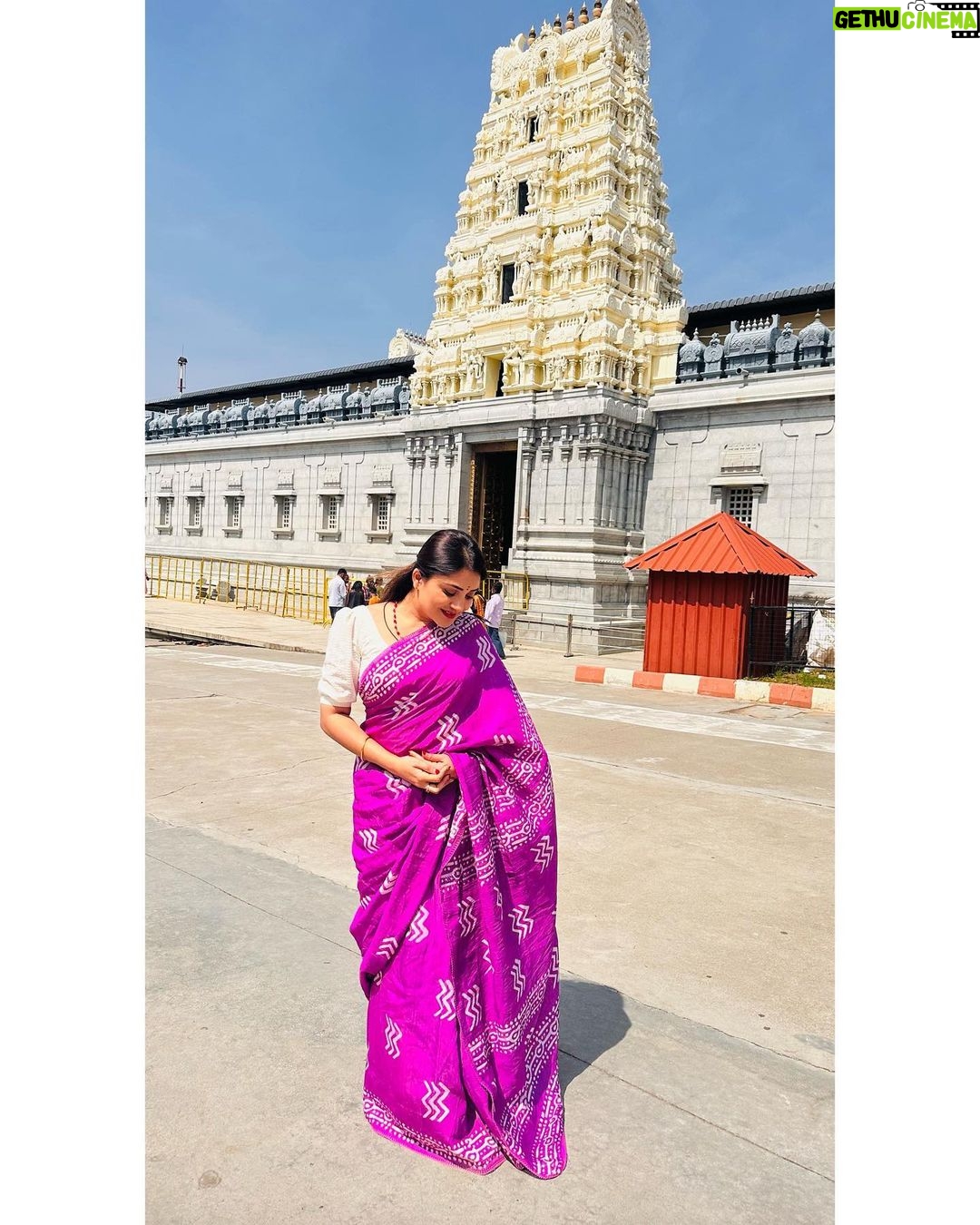 Karunya Ram Instagram - Divine mood feel the spirituality vibes belive in yourself 🙏🏻 💜🤍 : : : #karunyaram #milkybeautykarunyaram Adichunchanagiri Temple