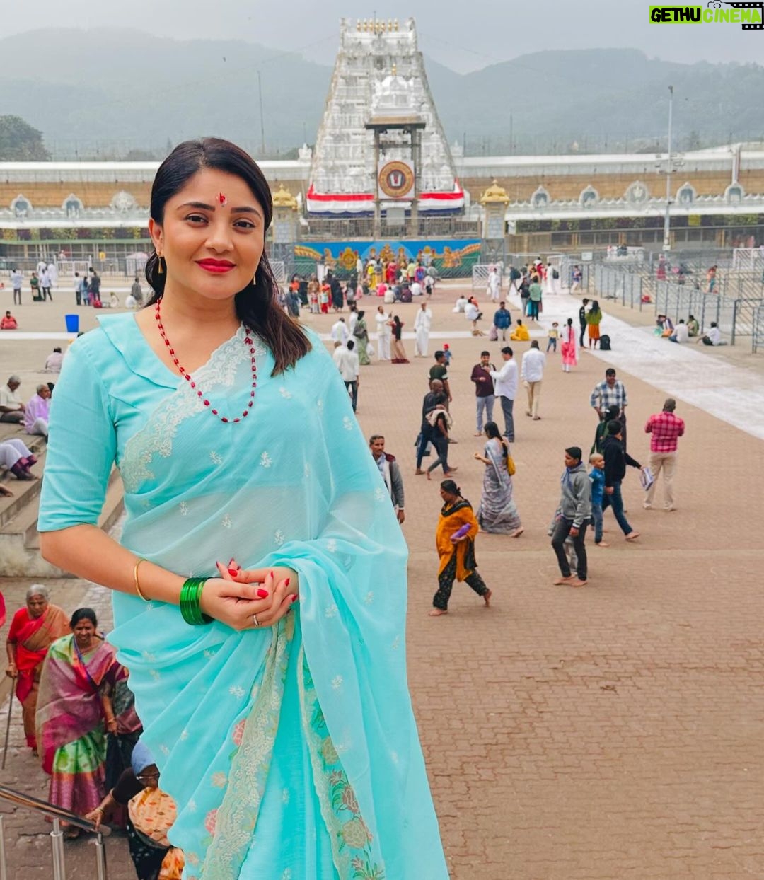 Karunya Ram Instagram - Om Namo Venkateshaya 🙏🏻🩵🤍🧡Govinda Govinda 🙏🏻🫶🏼🧿 : : : #karunyaram #milkybeautykarunyaram #thirupati Tirupathi Venkateshwara Temple