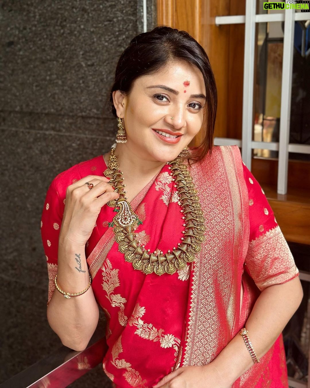 Karunya Ram Instagram - Just looking like a Wow ❤️ : : : Wearing : @houseof.raadhya_sarees Jewellery : @aabushanjewellery1941 : : #karunyaram #milkybeautykarunyaram Raja Rajeshwari Nagar, Bangalore South