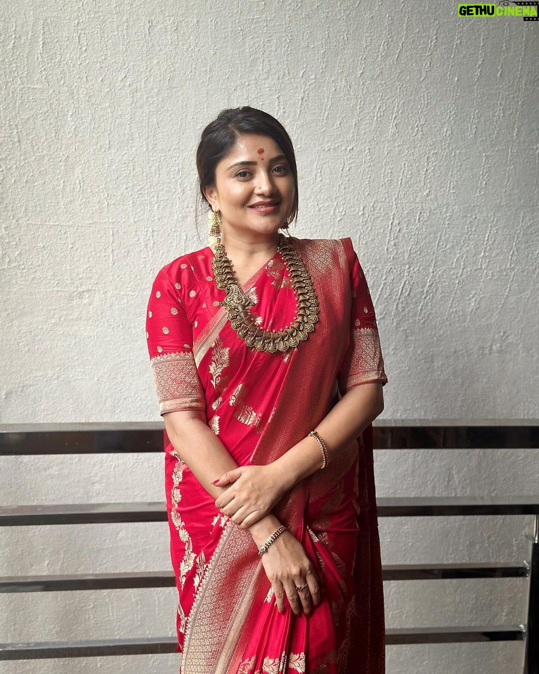 Karunya Ram Instagram - Just looking like a Wow ❤️ : : : Wearing : @houseof.raadhya_sarees Jewellery : @aabushanjewellery1941 : : #karunyaram #milkybeautykarunyaram Raja Rajeshwari Nagar, Bangalore South