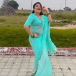 Karunya Ram Instagram - Going with the trend 🩵🤍🧡 : : #karunyaram #milkybeautykarunyaram #saree #sareelove #treding #viralreels