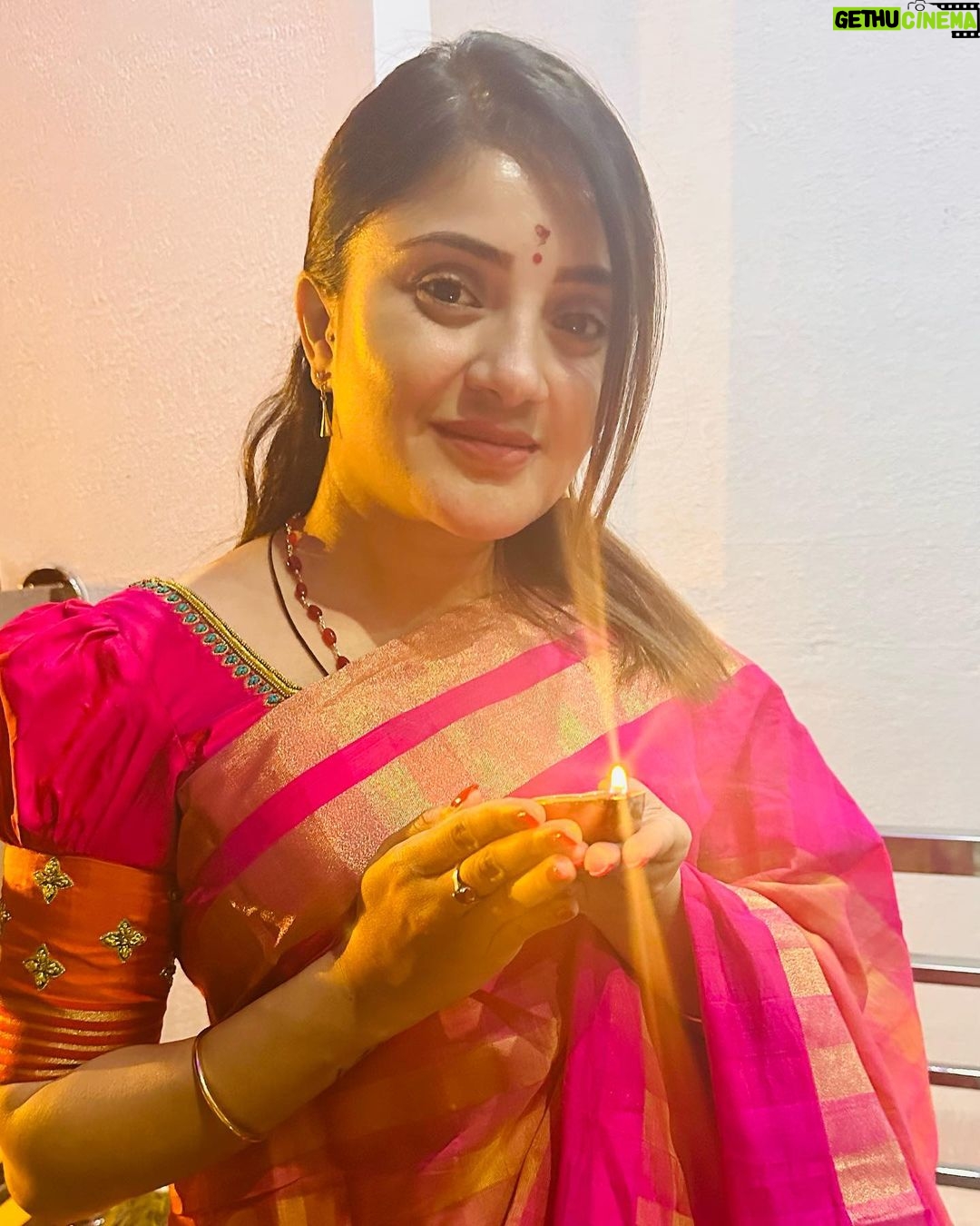 Karunya Ram Instagram - May this festival of light bring u all more joy and prosperity… happy Deepawali everyone… 🩷❤️🫶🏼✨💥 : : #karunyaram