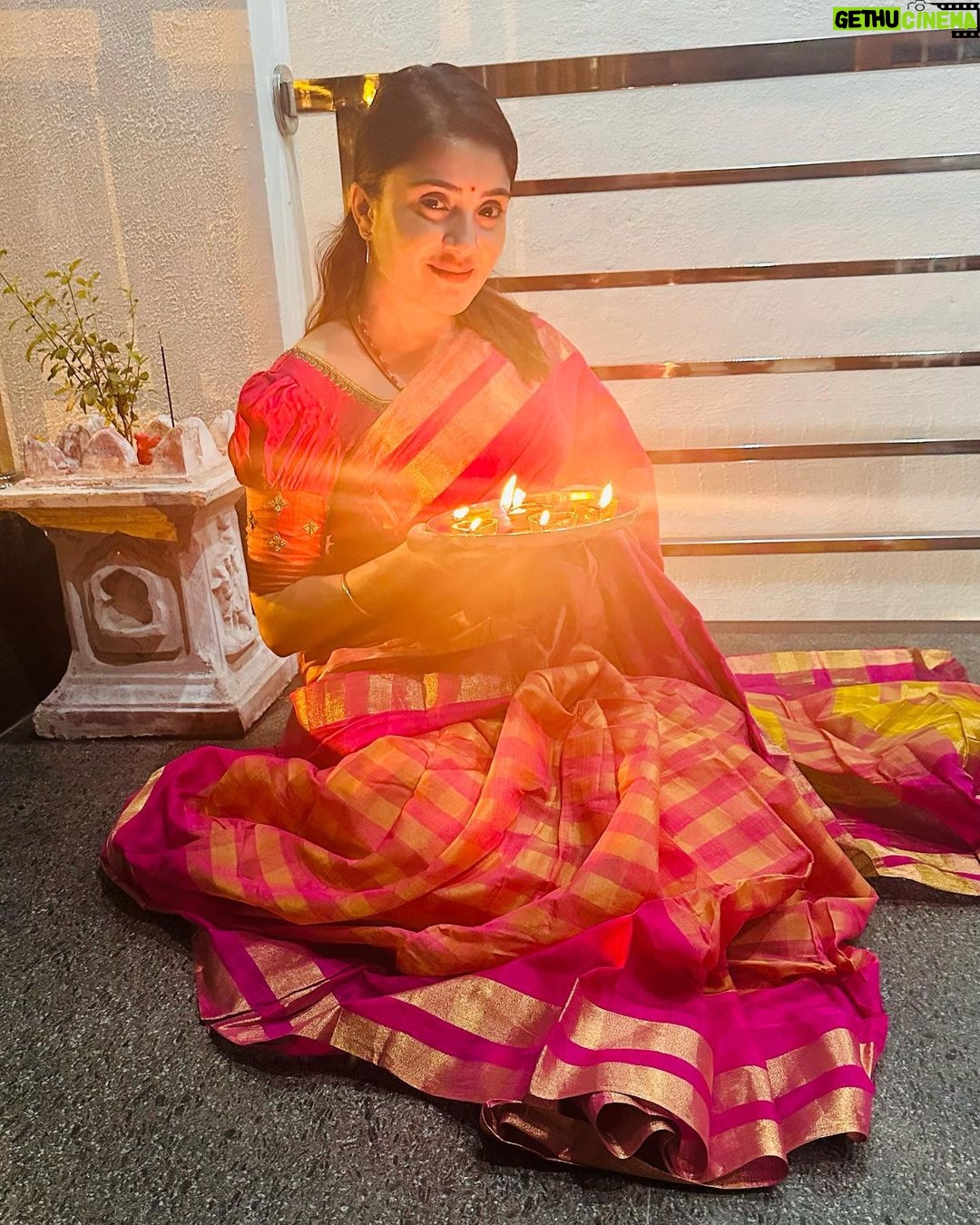 Karunya Ram Instagram - May this festival of light bring u all more joy and prosperity… happy Deepawali everyone… 🩷❤️🫶🏼✨💥 : : #karunyaram