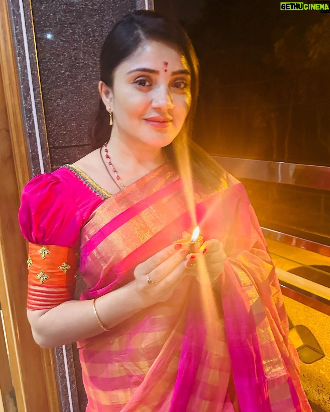 Karunya Ram Instagram - May this festival of light bring u all more joy and prosperity… happy Deepawali everyone… 🩷❤️🫶🏼✨💥 : : #karunyaram