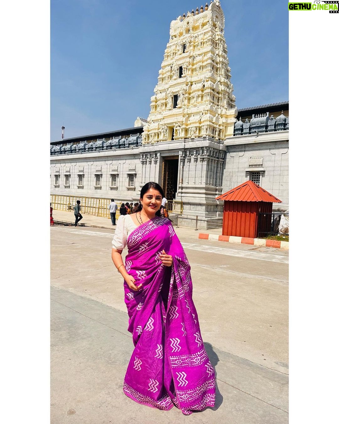 Karunya Ram Instagram - Divine mood feel the spirituality vibes belive in yourself 🙏🏻 💜🤍 : : : #karunyaram #milkybeautykarunyaram Adichunchanagiri Temple