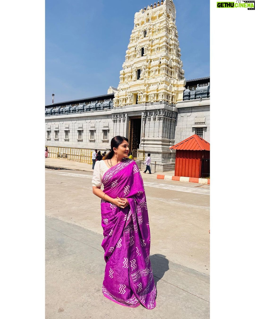 Karunya Ram Instagram - Divine mood feel the spirituality vibes belive in yourself 🙏🏻 💜🤍 : : : #karunyaram #milkybeautykarunyaram Adichunchanagiri Temple