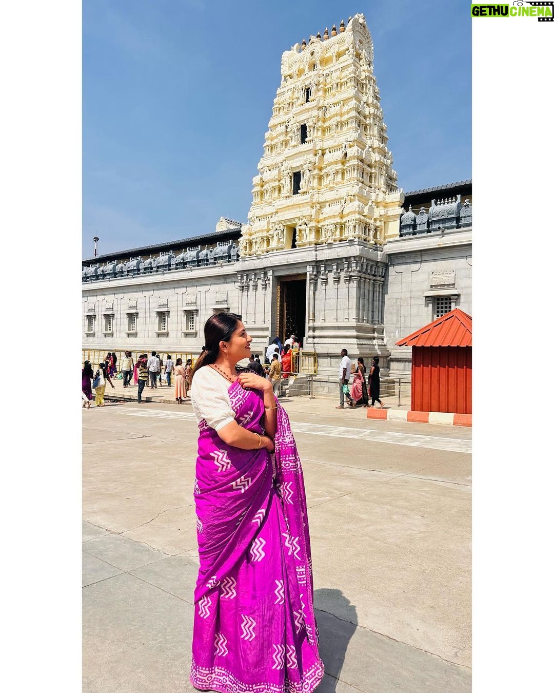 Karunya Ram Instagram - Divine mood feel the spirituality vibes belive in yourself 🙏🏻 💜🤍 : : : #karunyaram #milkybeautykarunyaram Adichunchanagiri Temple