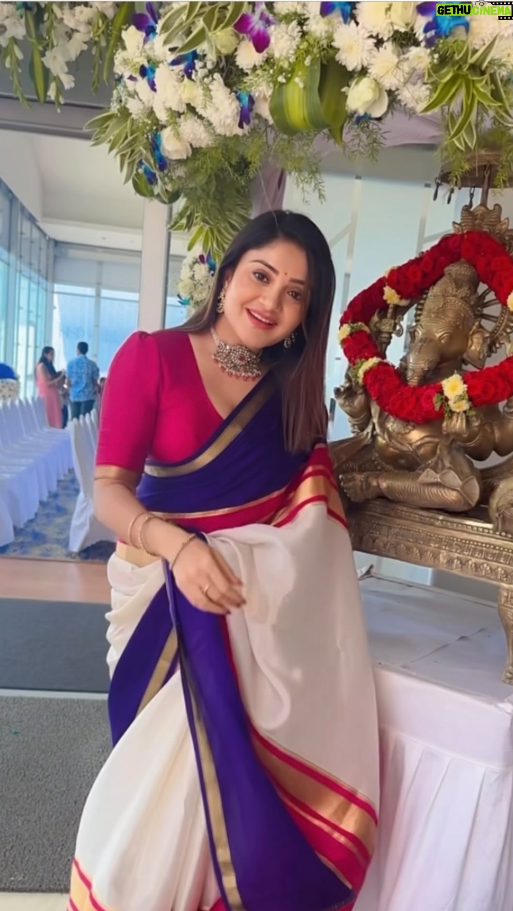 Karunya Ram Instagram - Saree love๐๐ค๐ฉท๐ : : : Saree : @anayra_couture Jewllry : @aabushanjewellery1941 : : #karunyaram #milkybeautykarunyaram #sareelove #mysoresilksaree #tradition #trending #viral #beauty #gorgeous