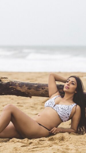 Kashmera Shah Instagram - When nothing goes right…go left. So on the map of the world you will now see me on the left. This song is a tribute to the great @mileycyrus. These are the only #flowers I need on my birthday today. Thank you for the amazing shoot @saraarfeenkhan and the amazing edit @parth.y.bhatt and thank you for the amazing holiday my love @krushna30 Happy Birthday to me. #kashmerashah #kashmirashah #bollywood #bollywoodstyle #hollywood #hollywoodmovies #hollywooddreams #hollywoodnews #krushna #krishaangksharma #rayaanksharma #krushnaabhishek @rohitkverma @tannazirani_