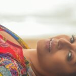 Kashmera Shah Instagram - #husnpardumlehraya hmmm is it true? Would you describe me as bold and beautiful? #kashmerashah #kashmirashah #kash #bollywood #bollywoodsongs #bollywoodstyle #bollywoodmovies #bollywoodactor #bollywoodstars shot by @iam_kunalverma make up and hair by @shailupathare @outfit available for sale on @klosetbykash Goa