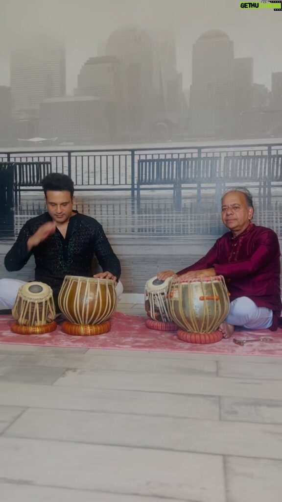 Kashmera Shah Instagram - What a beautiful sight to see my husband @krushna30 learning to play the #tabla from the maestro himself @saibankar1 . Do follow him and call him on +91 98332 51014 for private tabla tuitions. #saibankar #tabla #indianmusic #classicalmusic #indian